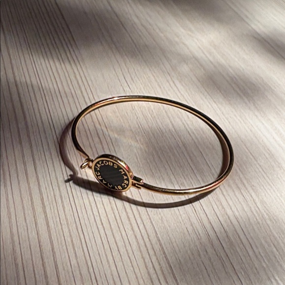 Marc Jacobs Gold/Black Enamel Hinge clip bracelet like new - Picture 8 of 10